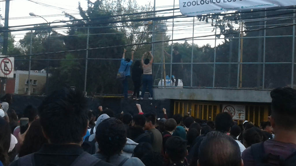 UNAM ordena desalojo en la Prepa 5 tras actos violentos de encapuchados