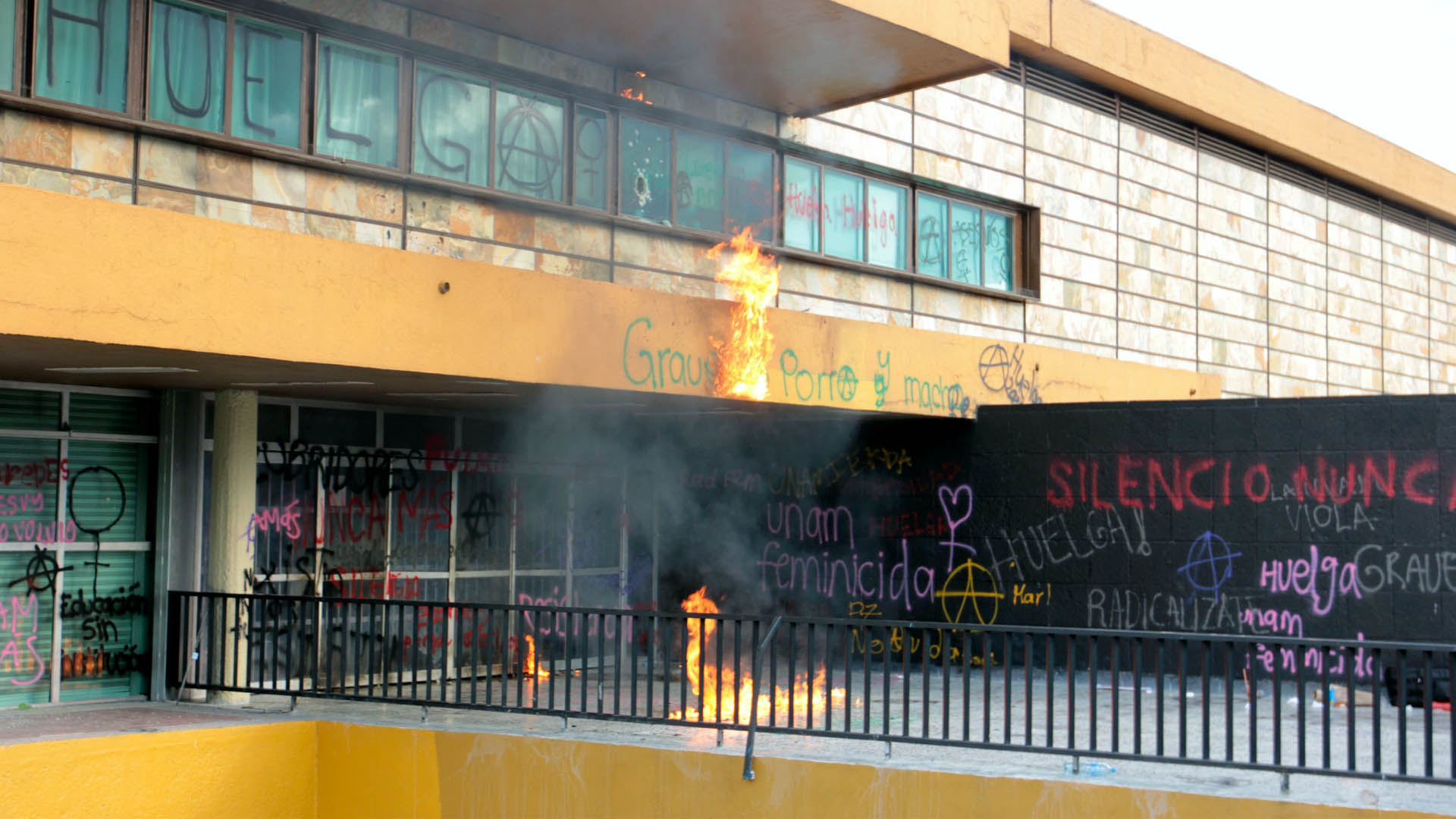 UNAM condena actos vandálicos en Rectoría