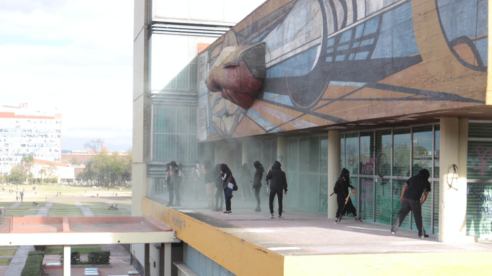 UNAM condena actos vandálicos en Rectoría - unam-rectoria-cu-fuego-manifestantes-4