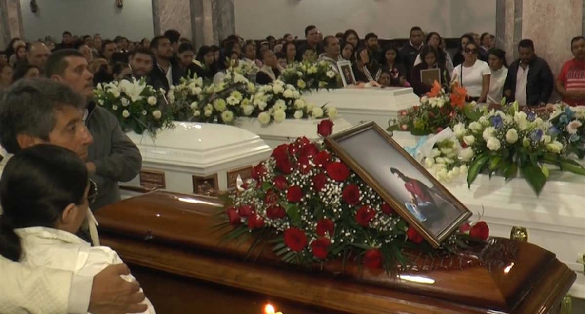 Familiares despiden a víctimas de ataque a negocio en Uruapan