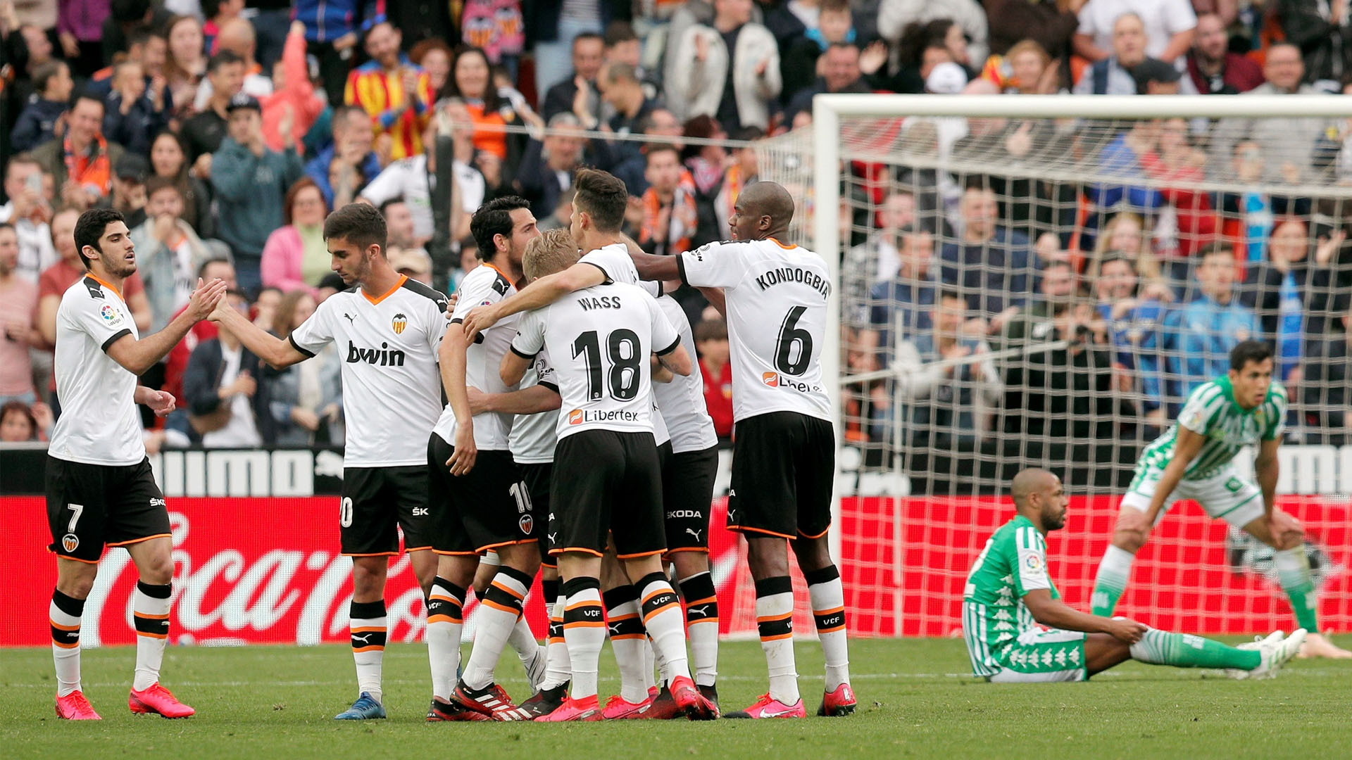 Valencia vence a Betis y sigue invicto en Mestalla Valencia vence a Betis y sigue invicto en Mestalla