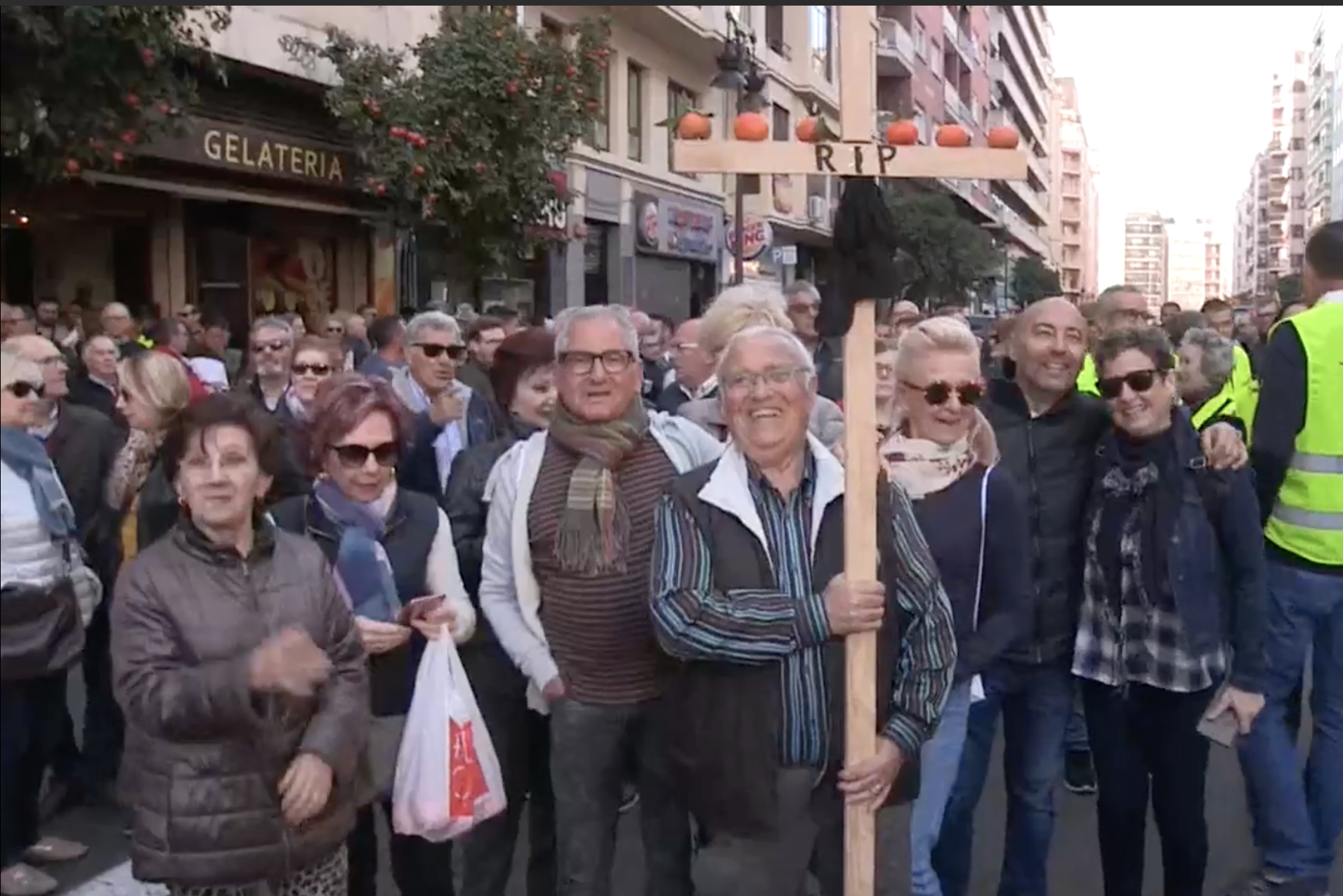 Miles de agricultores colapsan el centro de Valencia con sus tractores