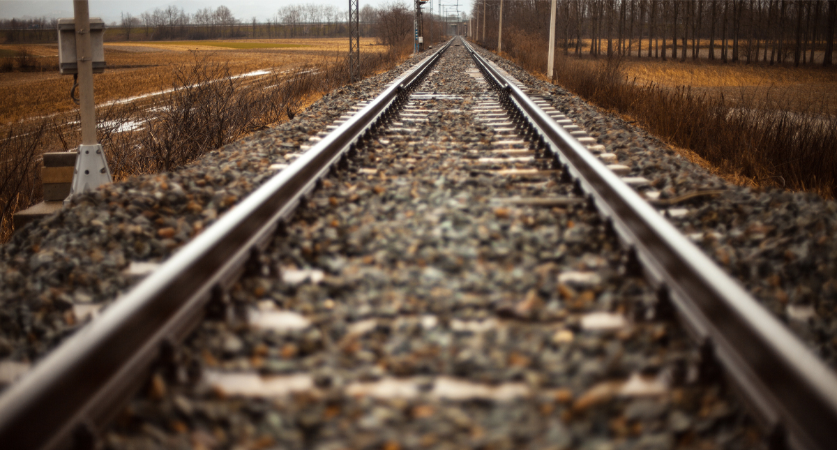 Hallan dos cadáveres junto a vías férreas en Monterrey