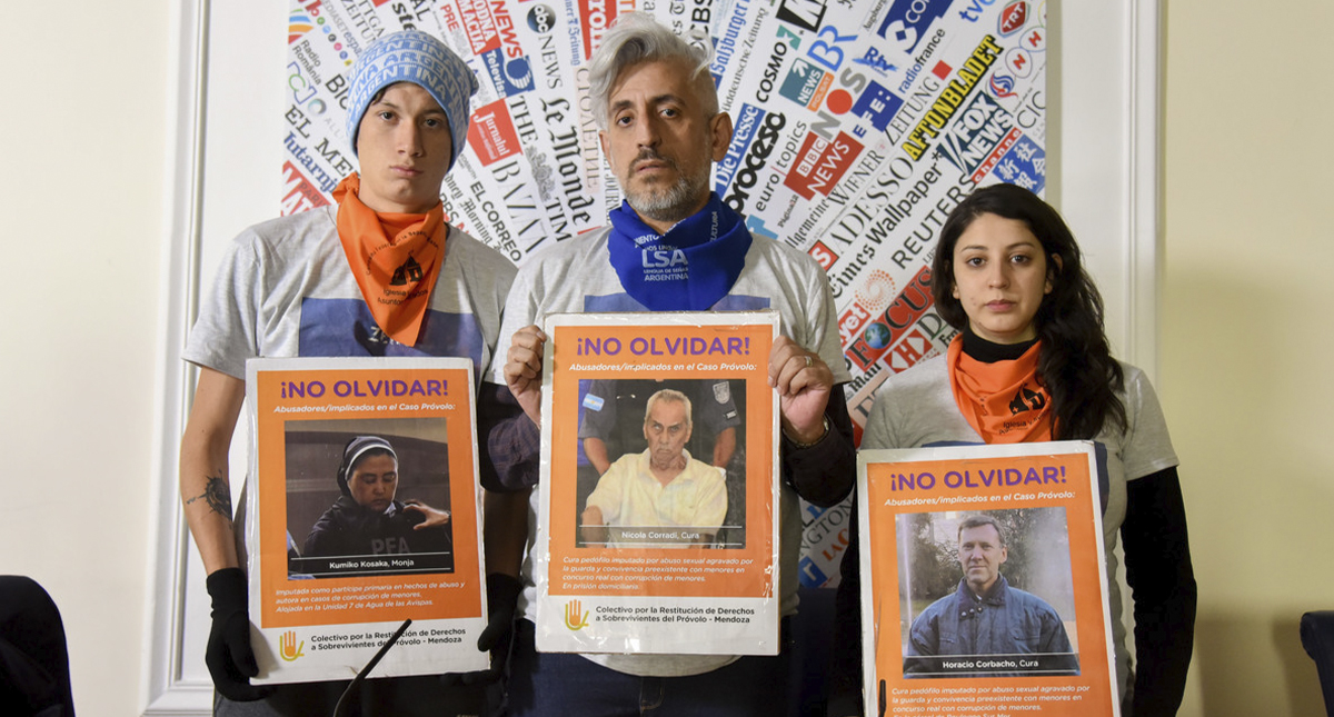 Víctimas de abuso sexual en Argentina piden ayuda al papa Francisco para hacer justicia - victimas-de-abuso-sexual-con-fotografias-de-sus-presuntos-victimarios