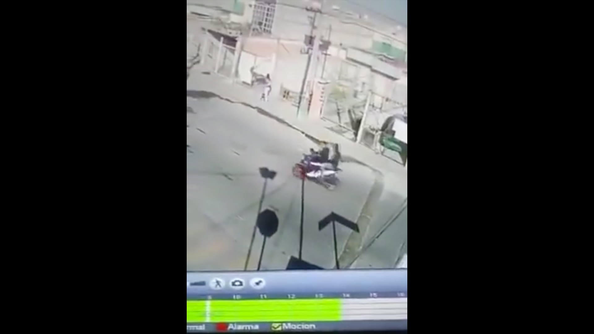 #Video Mujer se enfrenta a delincuentes armados para impedir que raptaran a su hijo