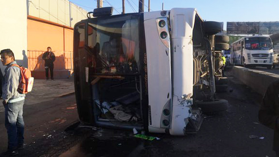 #Video Volcadura de autobús sobre la México-Pachuca deja 15 heridos