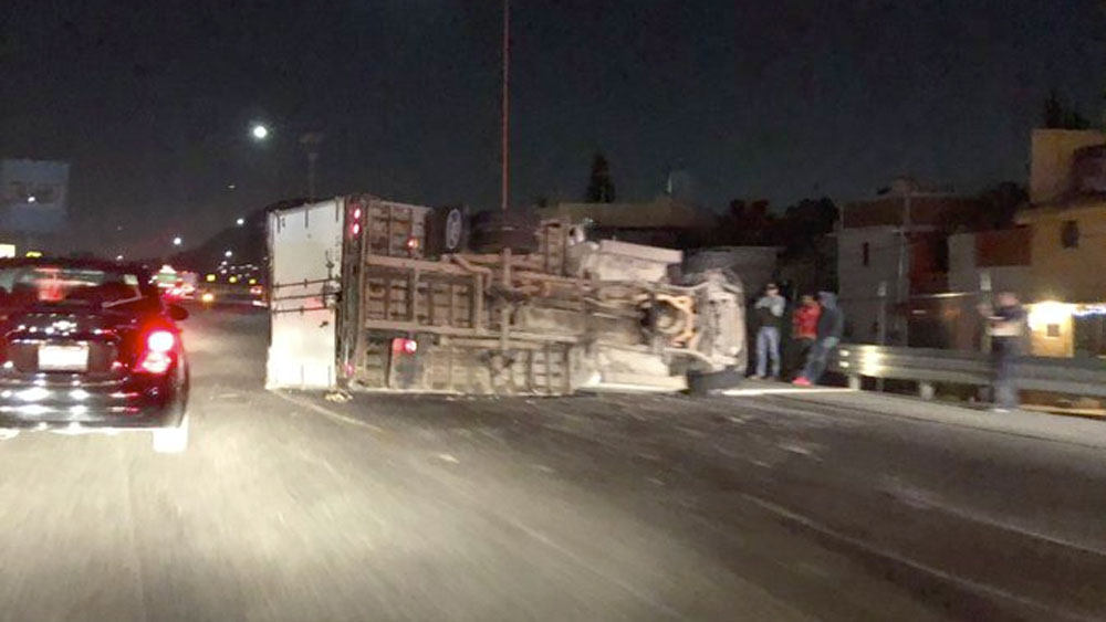 Volcadura de camión provoca caos en la México-Pachuca