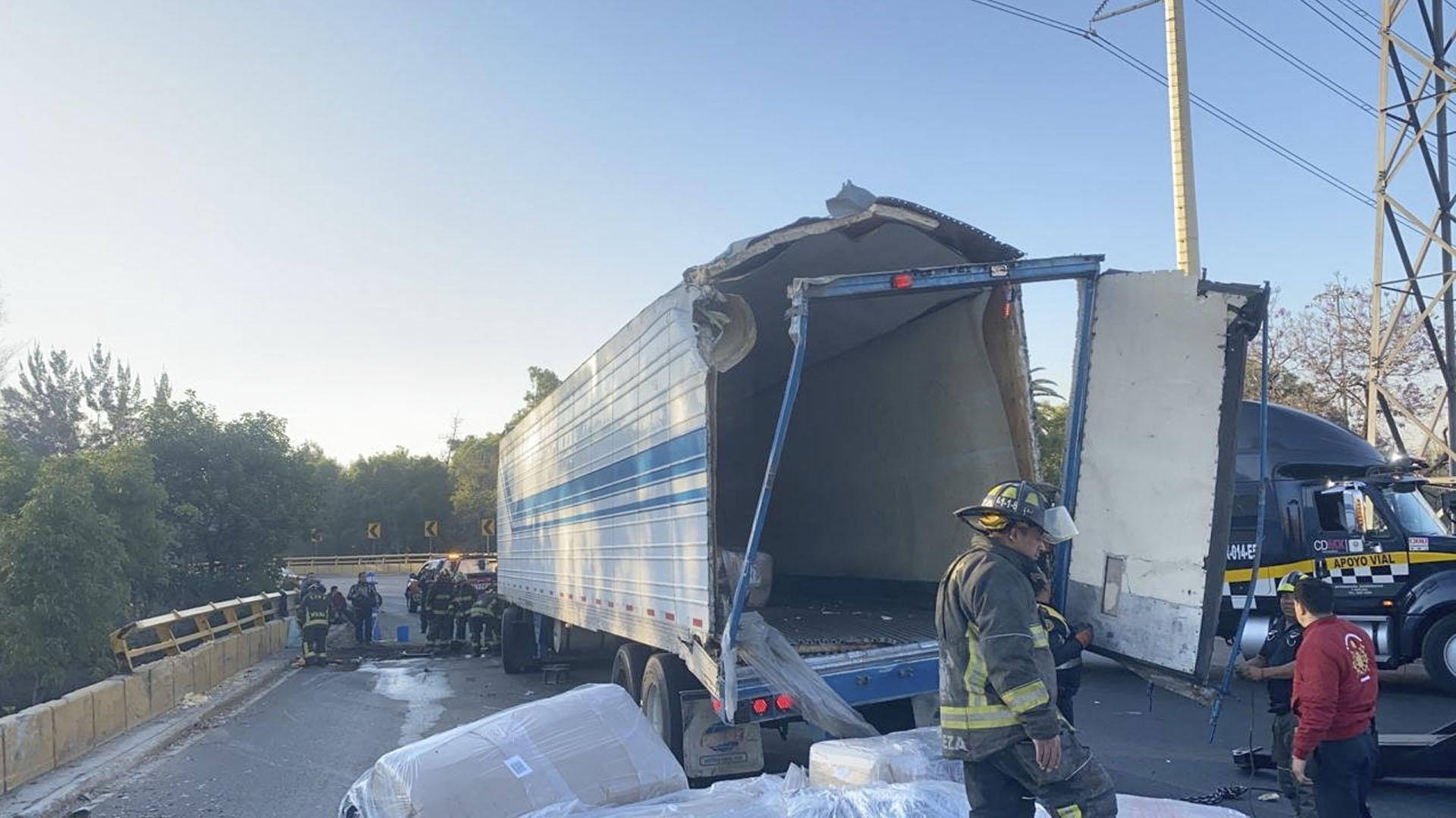 Volcadura de tráiler provoca caos en Circuito Interior