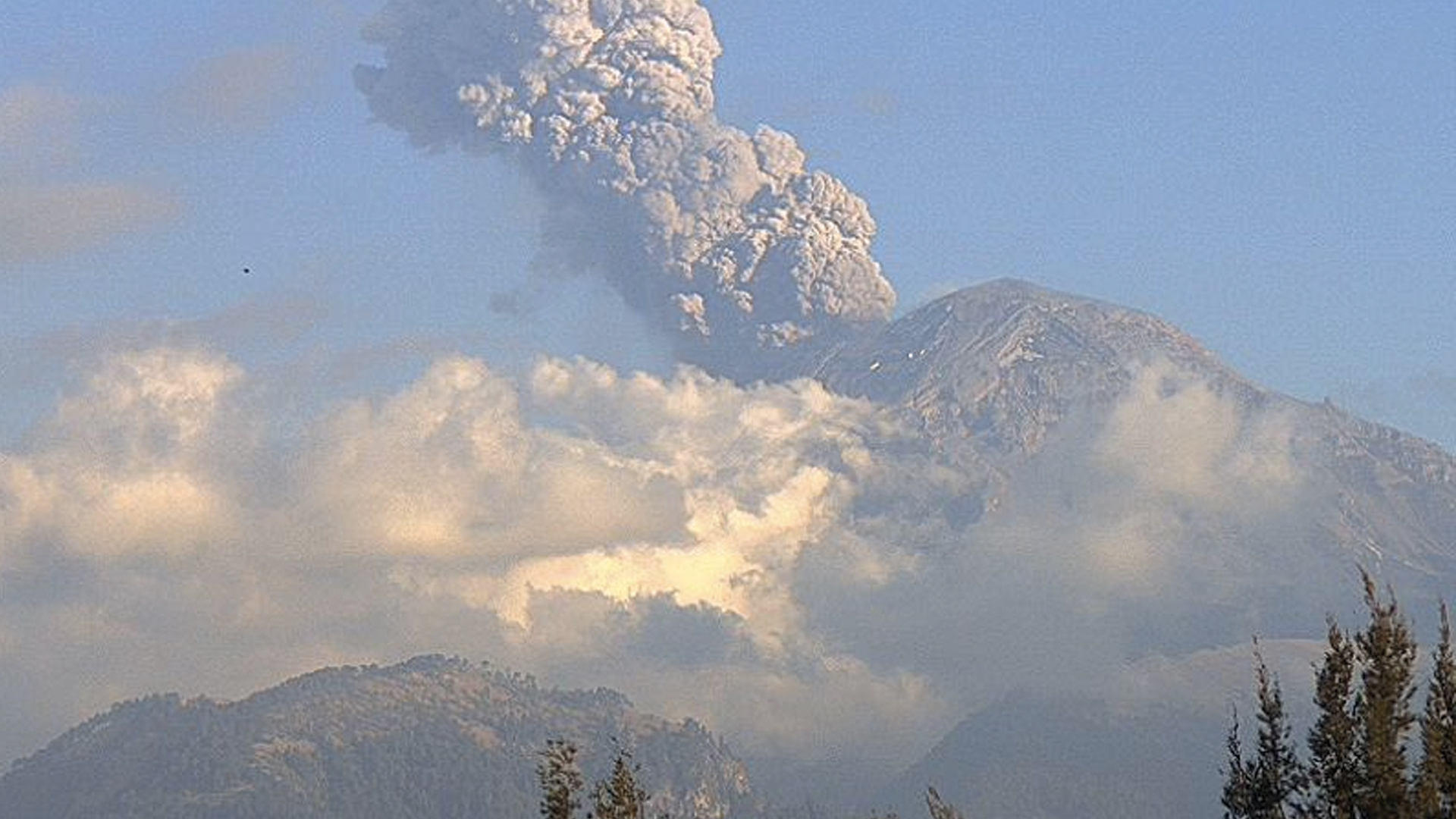 Explosión del volcán Popocatépetl alcanza mil 200 metros