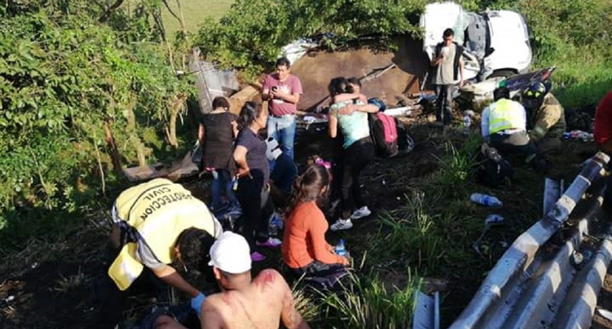 Vuelca camión con migrantes en Veracruz; hay al menos 20 heridos