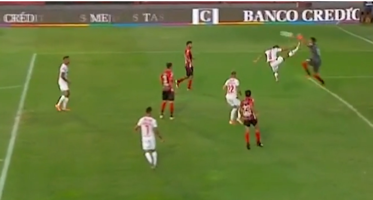 #Video Walter Bou patea a portero en partido de SuperLiga de Argentina