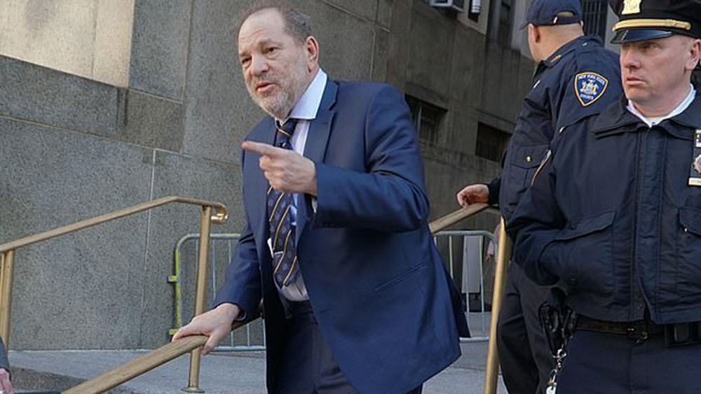 Fiscal califica a Harvey Weinstein como un 'violador abusador' - weinstein-a-su-salida-de-la-corte