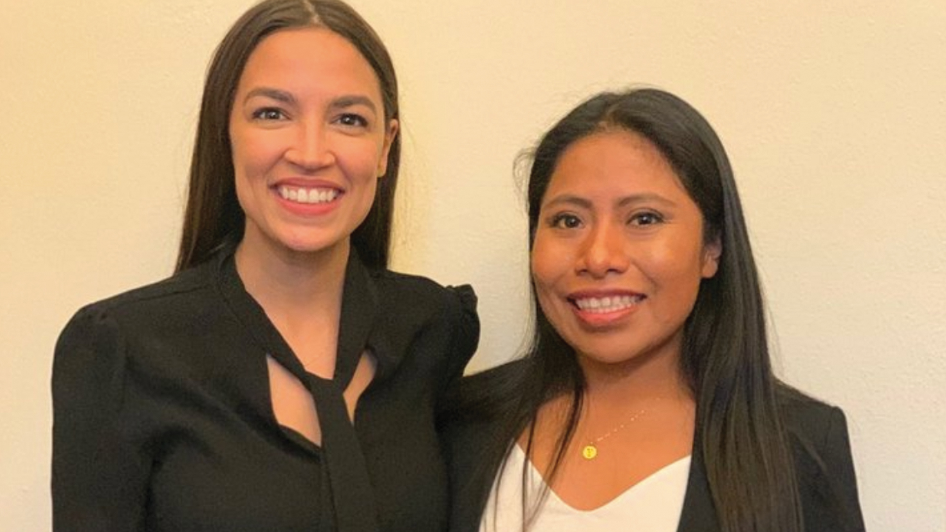 Yalitza Aparicio se reúne con Alexandria Ocasio-Cortez en Washington