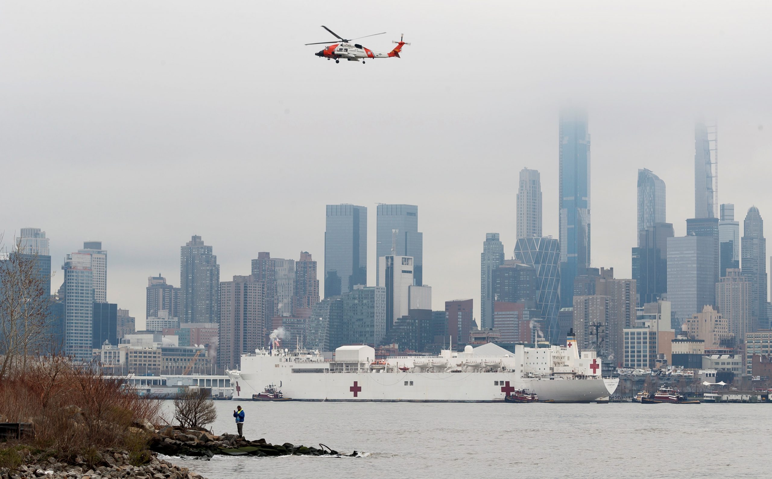 Llega buque hospital 'USNS Confort' a Nueva York para reforzar lucha contra COVID-19 - 2a056de054011a76f3d24698b223809f5e1ab8a7-scaled