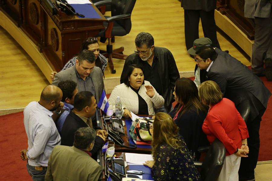 El Salvador decreta estado de excepción para enfrentar pandemia de COVID-19 El Salvador decreta estado de excepción para enfrentar pandemia de COVID-19