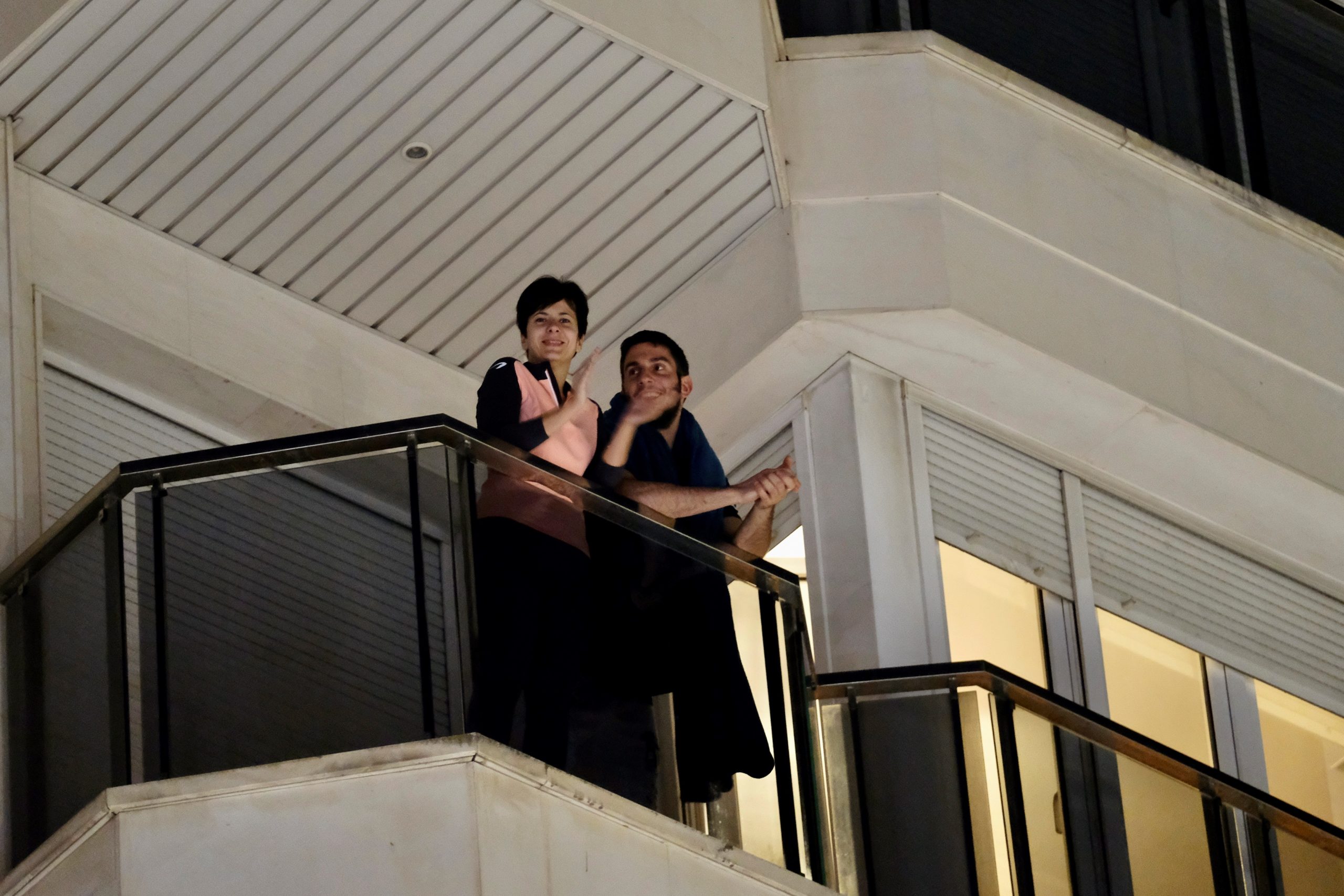 Habitantes de Madrid aplauden desde balcones a elementos de salud - 7dd5efb530e4904e0b564ba0b30c78ccdf8dc3e5-scaled