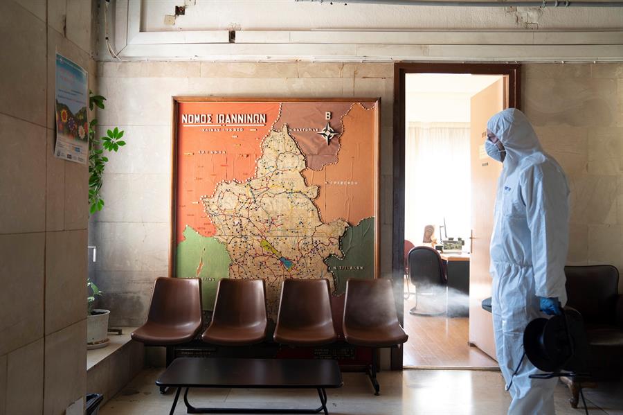 Suspende Grecia servicios a solicitantes de asilo, por brote de Covid-19 Suspende Grecia servicios a solicitantes de asilo, por brote de Covid-19