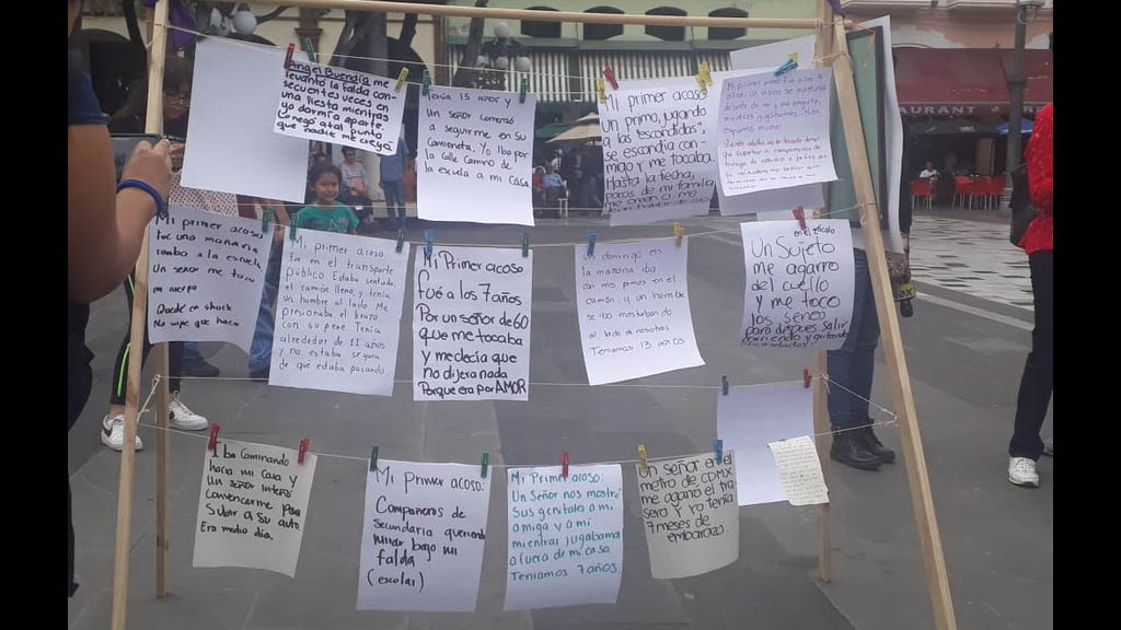 Con cartulinas, mujeres comparten su primer experiencia de acoso