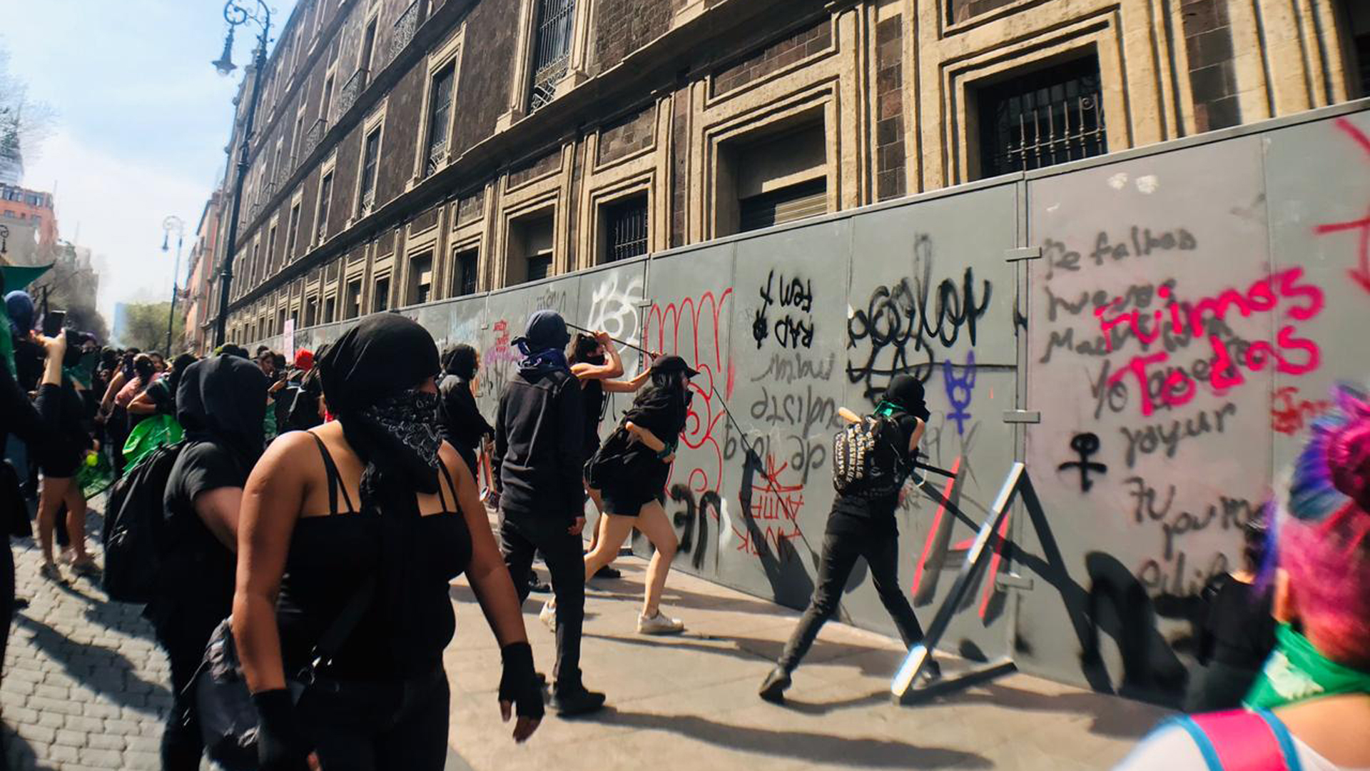 Vandalismo ensombrece megamarcha de mujeres en el Zócalo