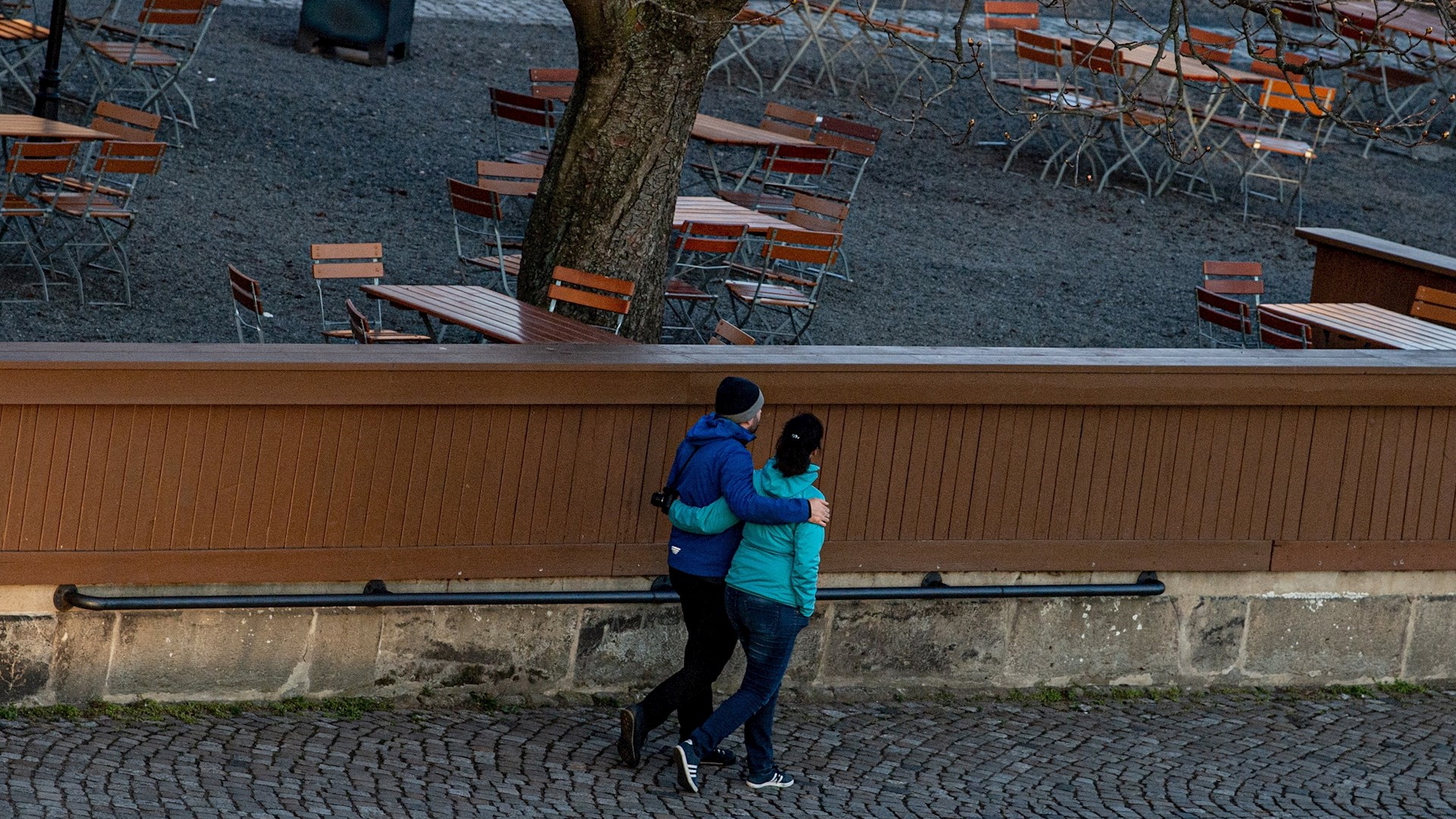 Alemania prohíbe reuniones de más de dos personas por COVID-19