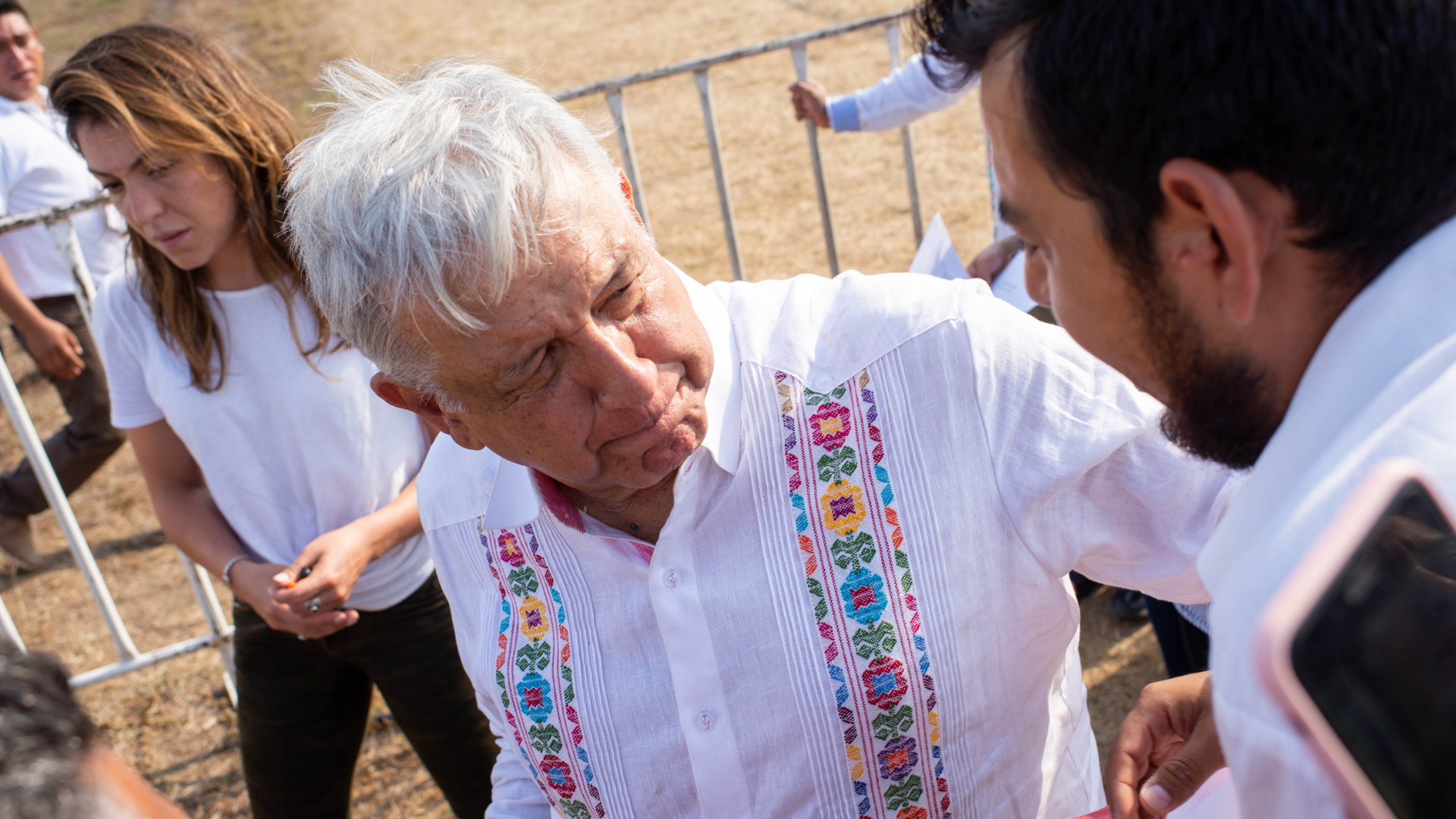 Pese al coronavirus, López Obrador se niega a dejar de abrazar Pese al coronavirus, López Obrador se niega a dejar de abrazar