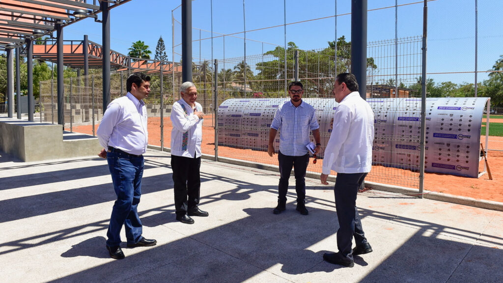 Se intervienen zonas turísticas para aminorar contrastes entre hoteles de lujo y colonias marginadas, asegura AMLO