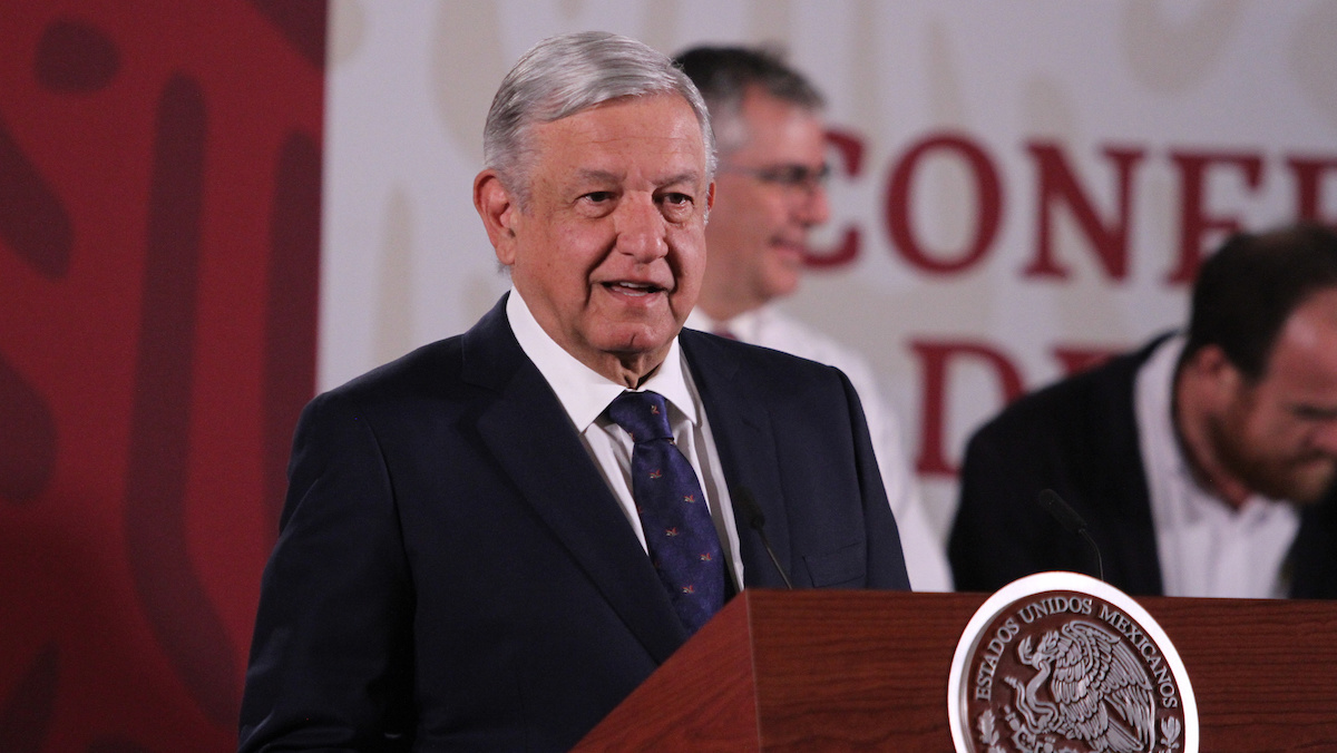 AMLO decretará que adultos mayores vayan a casa con goce de sueldo