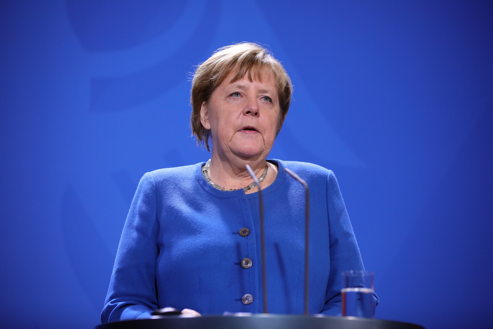 Merkel en cuarentena preventiva tras contacto con médico contagiado con COVID-19