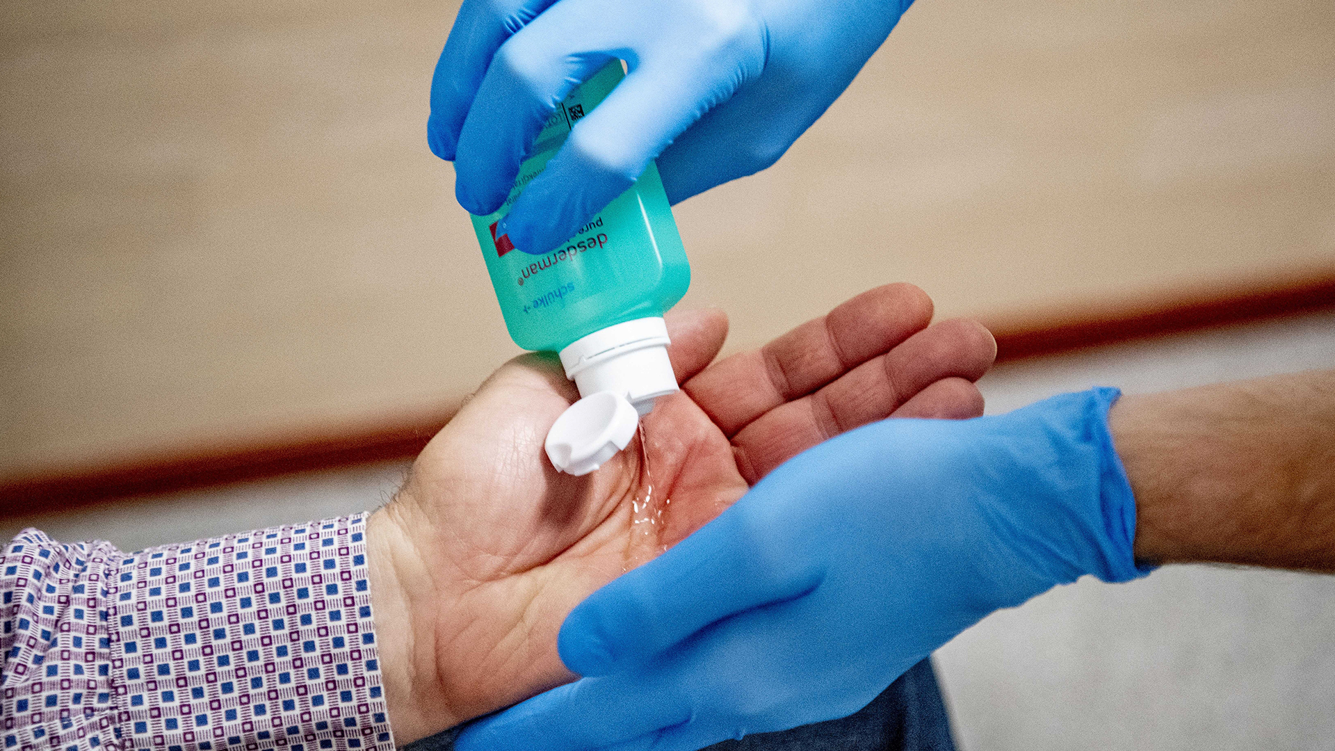 Nueva York sanciona a tiendas por aumentar precio de desinfectantes ante COVID-19