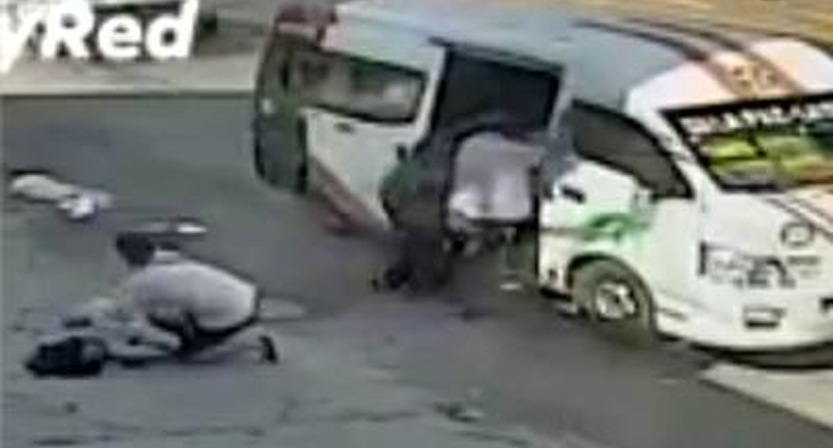 #Video Pasajeros se arrojan de combi en movimiento para evitar ser asaltados
