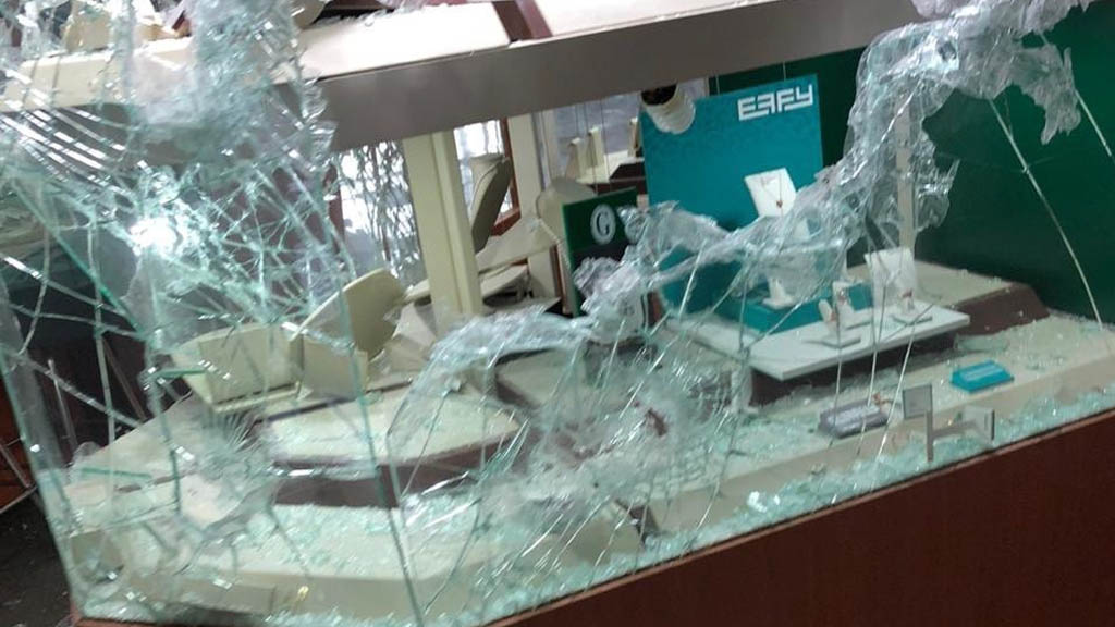 Sujetos armados asaltan joyería en Galerías Metepec