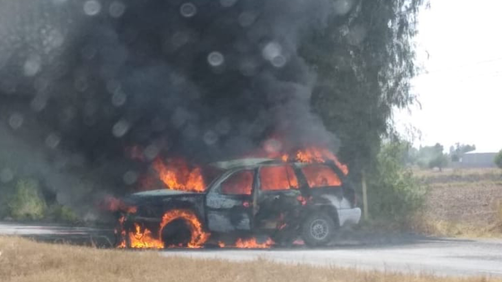 Criminales bloquearon vías con autos incendiados en Guanajuato