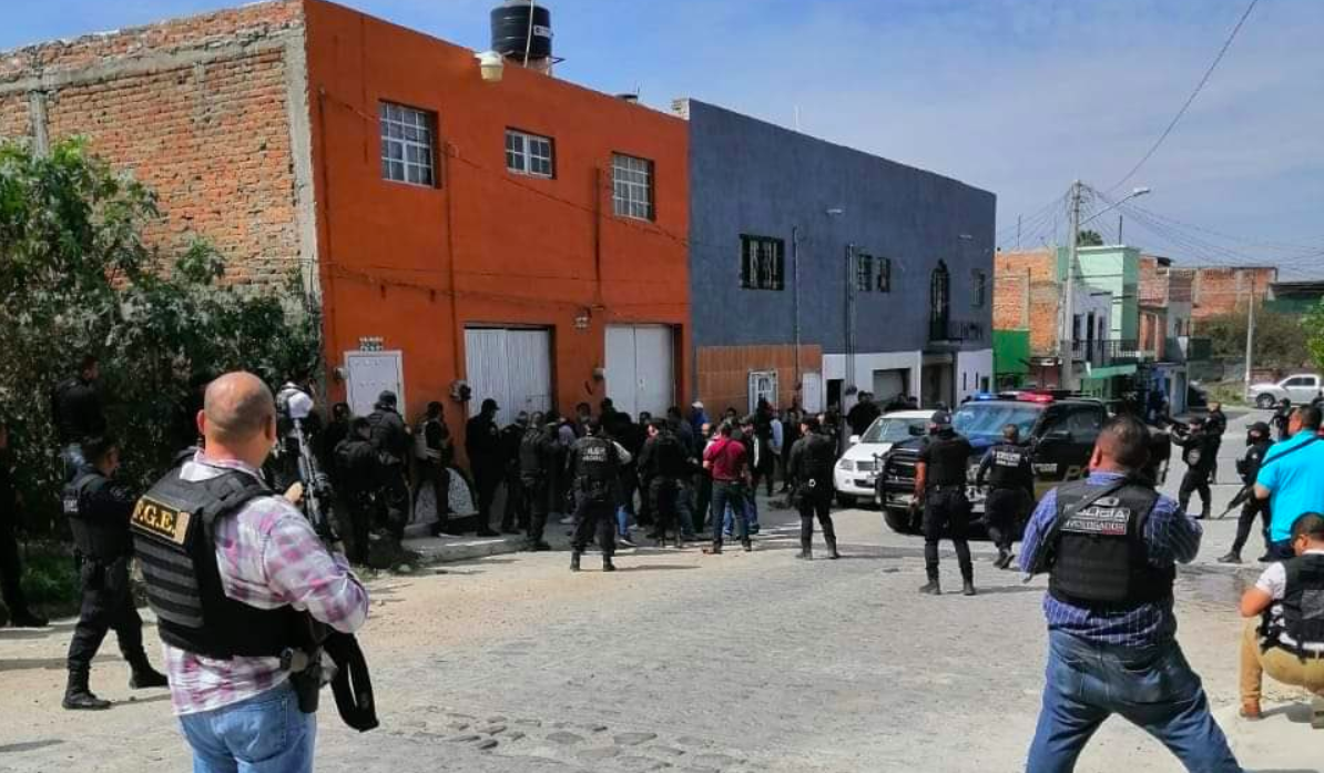 #Video Profesora tranquiliza a alumnos de kínder durante balacera en Tlaquepaque