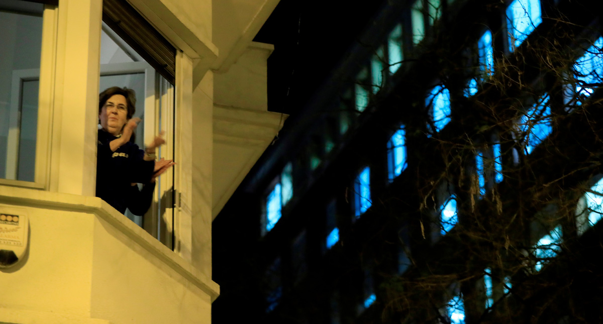 Habitantes de Madrid aplauden desde balcones a elementos de salud Habitantes de Madrid aplauden desde balcones a elementos de salud