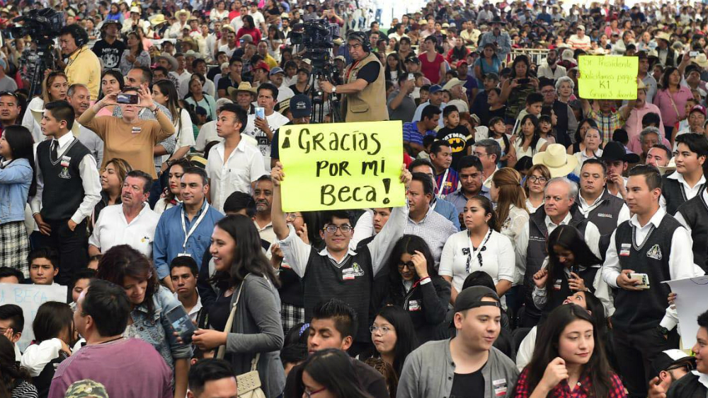 Celebra AMLO que programas sociales se hayan elevado a rango constitucional