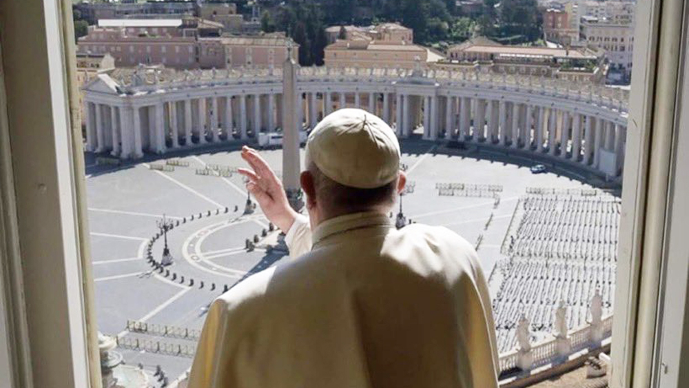 Papa Francisco da la bendición en una Plaza de San Pedro vacía Papa Francisco da la bendición en una Plaza de San Pedro vacía