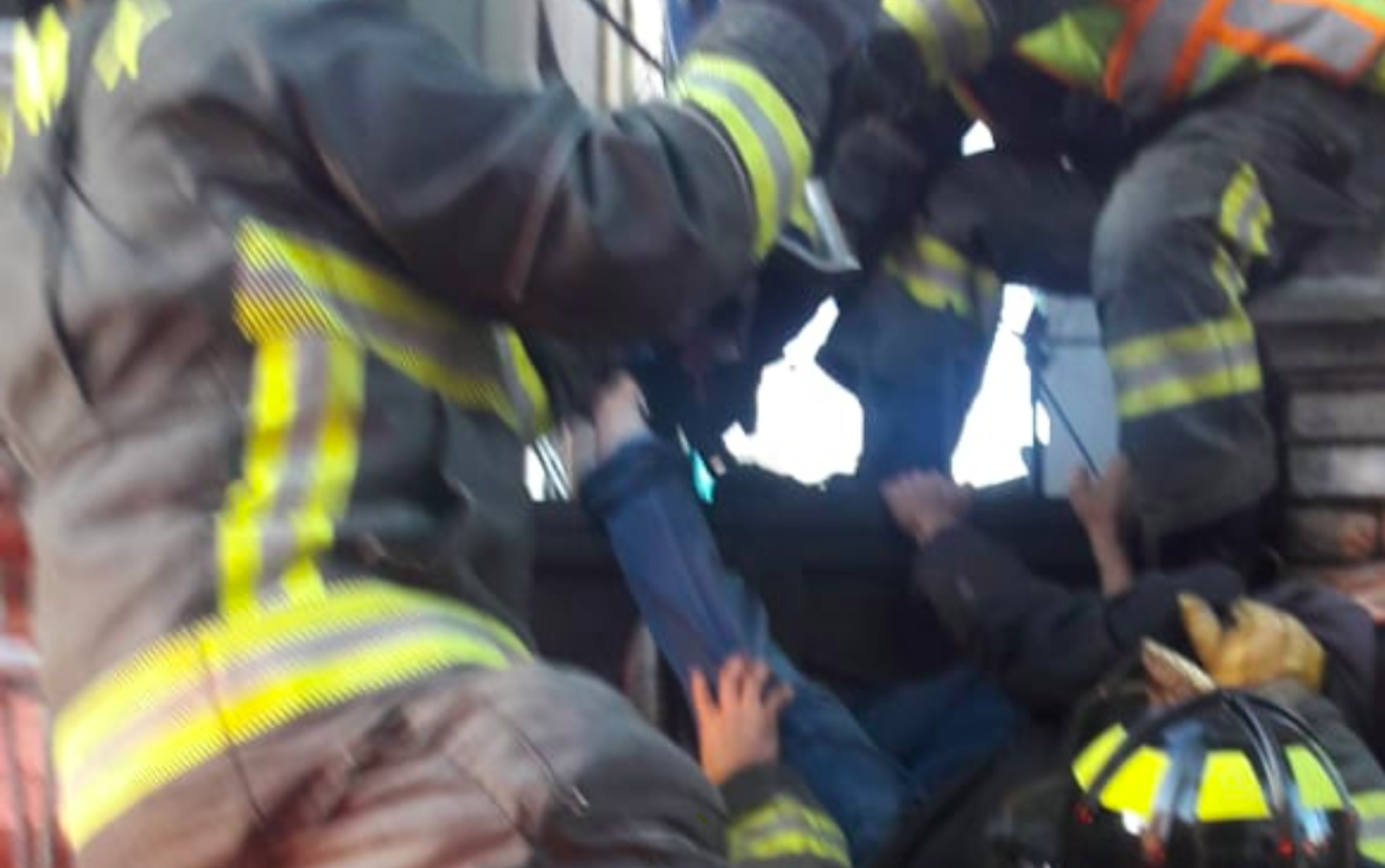 #Video Bomberos rescatan a ladrón atorado en una varilla en Miguel Hidalgo