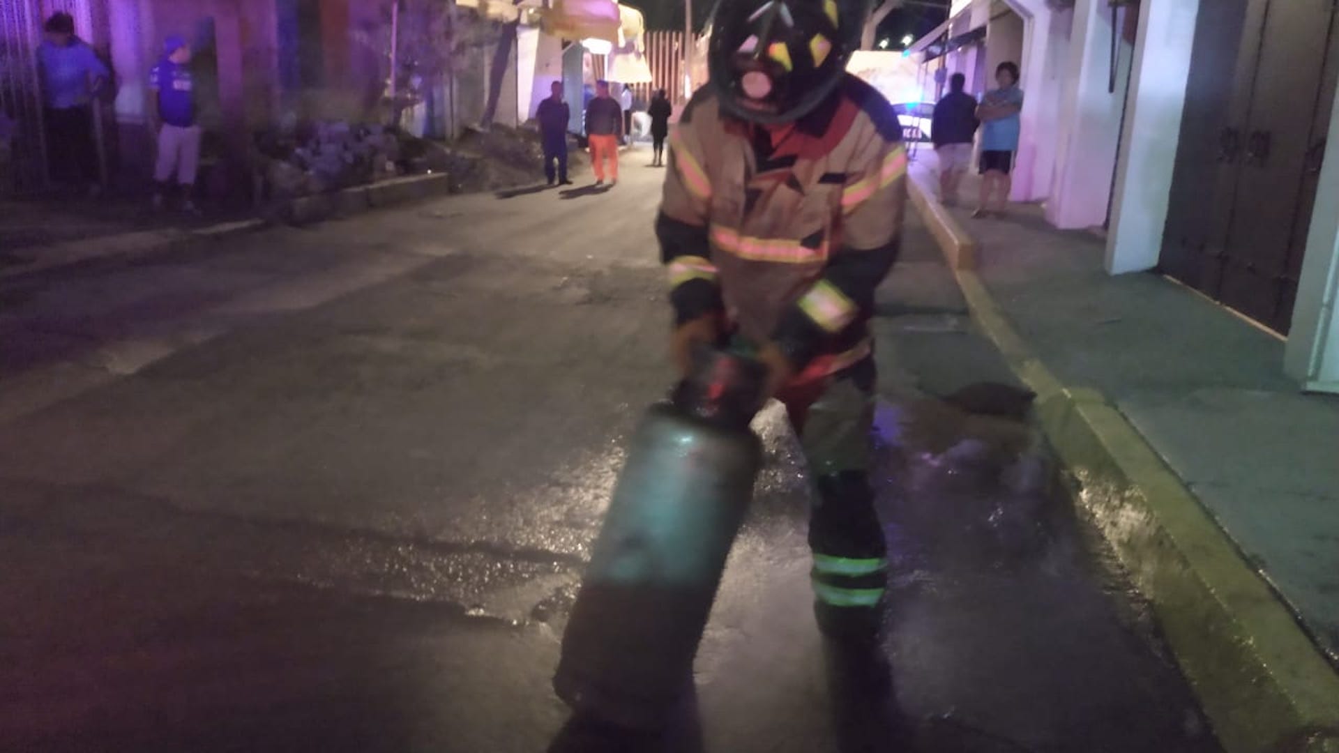 Explosión por acumulación de gas deja ocho lesionados en Tláhuac