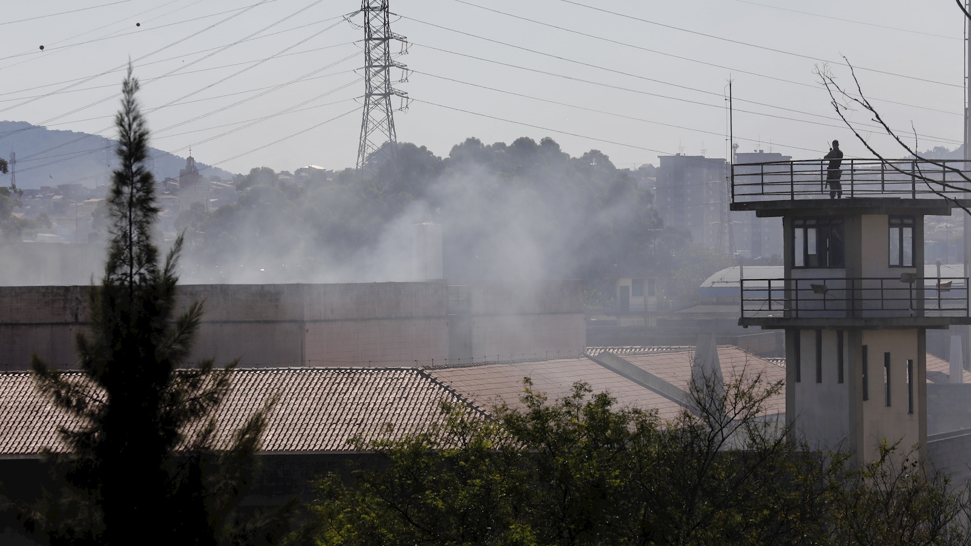 Huyen al menos mil 350 presos de cárceles en Sao Paulo, Brasil