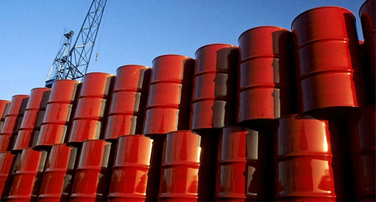 Brent sigue recuperando terreno tras caída del precio del crudo