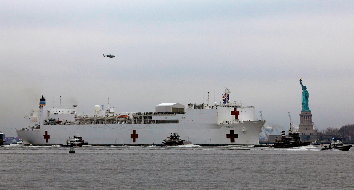 Llega buque hospital ‘USNS Confort’ a Nueva York para reforzar lucha contra COVID-19