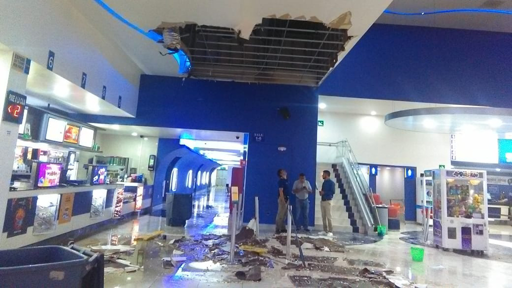 Granizo vence techo en cine de Ecatepec; hay 3 lesionadas Granizo vence techo en cine de Ecatepec; hay 3 lesionadas