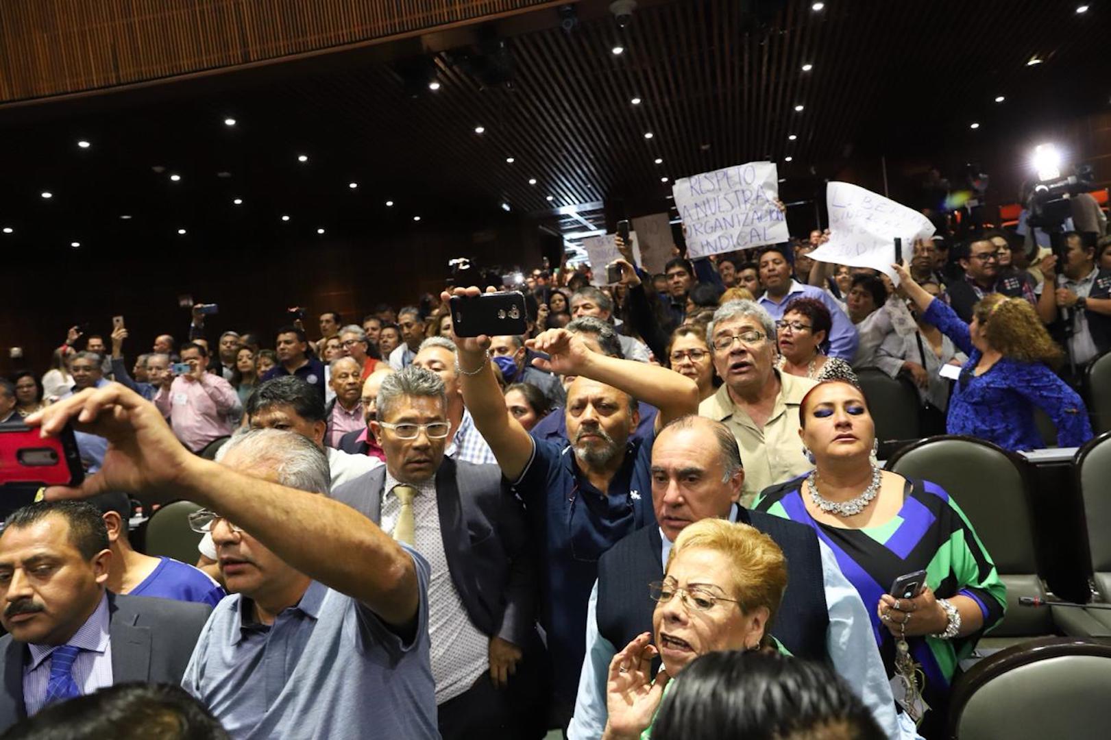 Trabajadores de la Cámara de Diputados irrumpen durante última sesión
