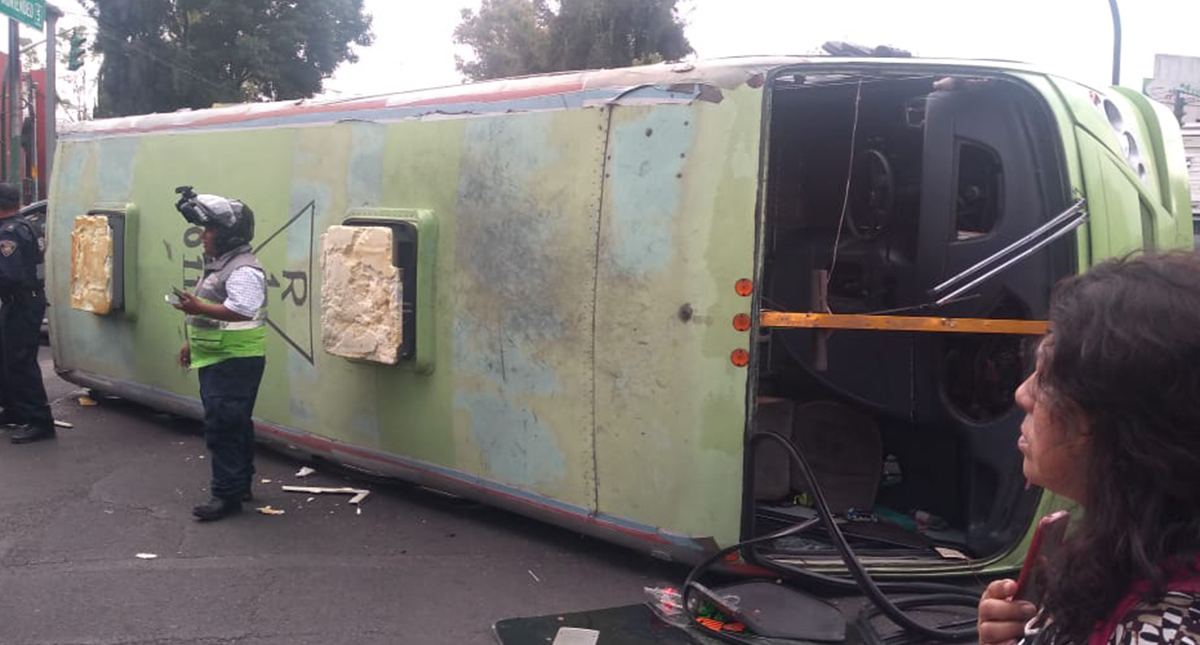 #Video Vuelca camión de transporte público en la GAM