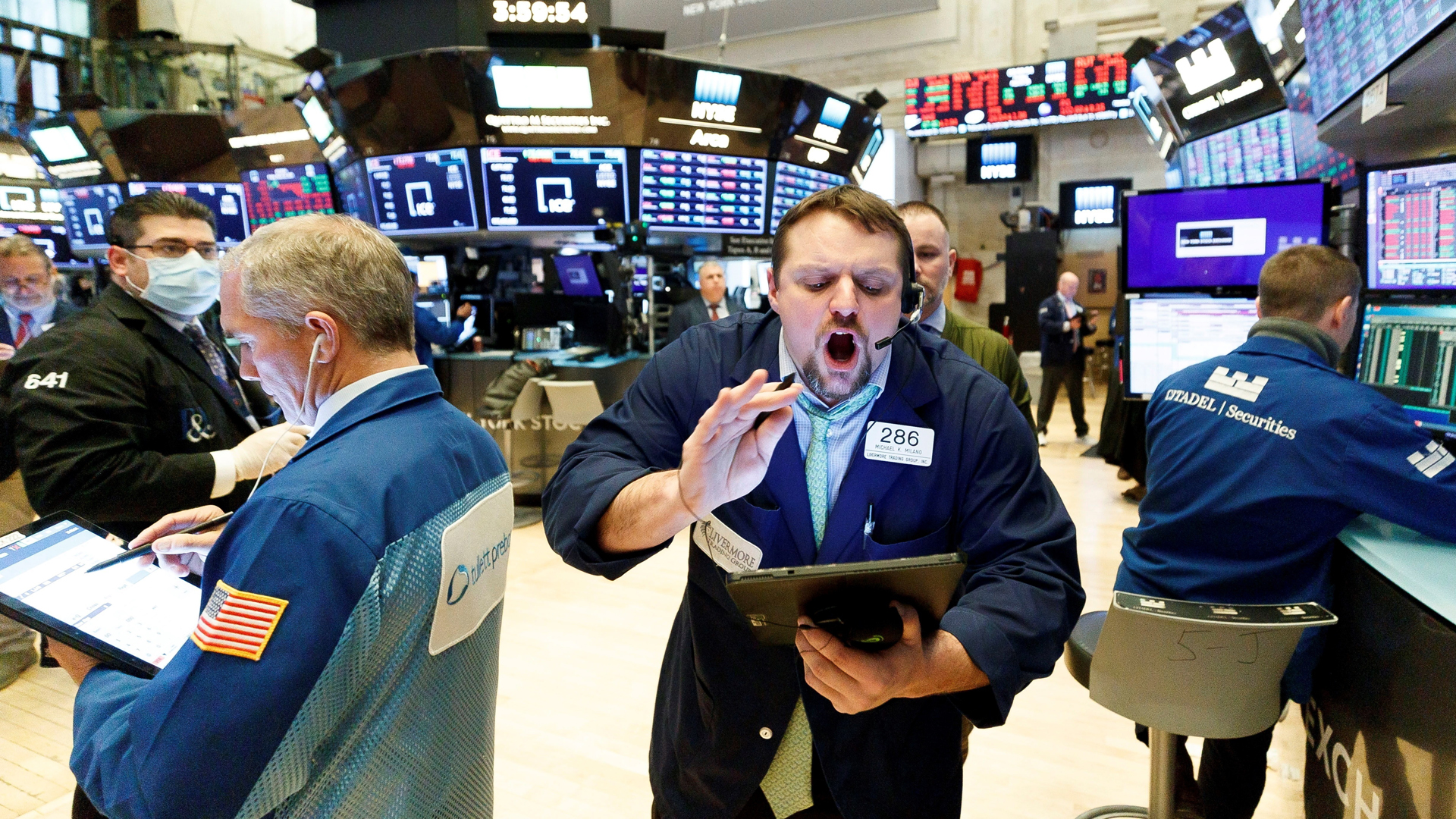 Wall Street vuelve a caer por COVID-19; Dow Jones retrocede 3 por ciento