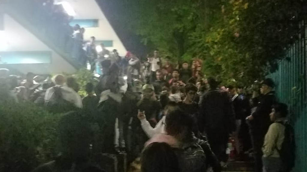 Encapuchados intentan tomar el CCH Naucalpan; alumnos lo impiden