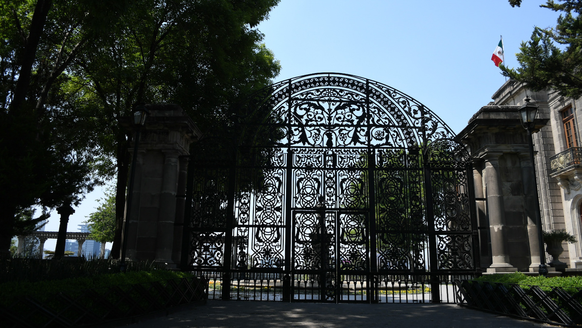 Cierran plazas comerciales y el Bosque de Chapultepec. Patrullas pedirán a la gente que regrese a su casa Cierran plazas comerciales y el Bosque de Chapultepec. Patrullas pedirán a la gente que regrese a su casa