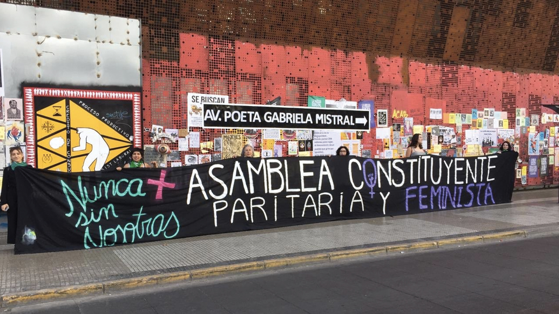 Feministas en Chile renombran Gabriela Mistral la avenida principal de Santiago