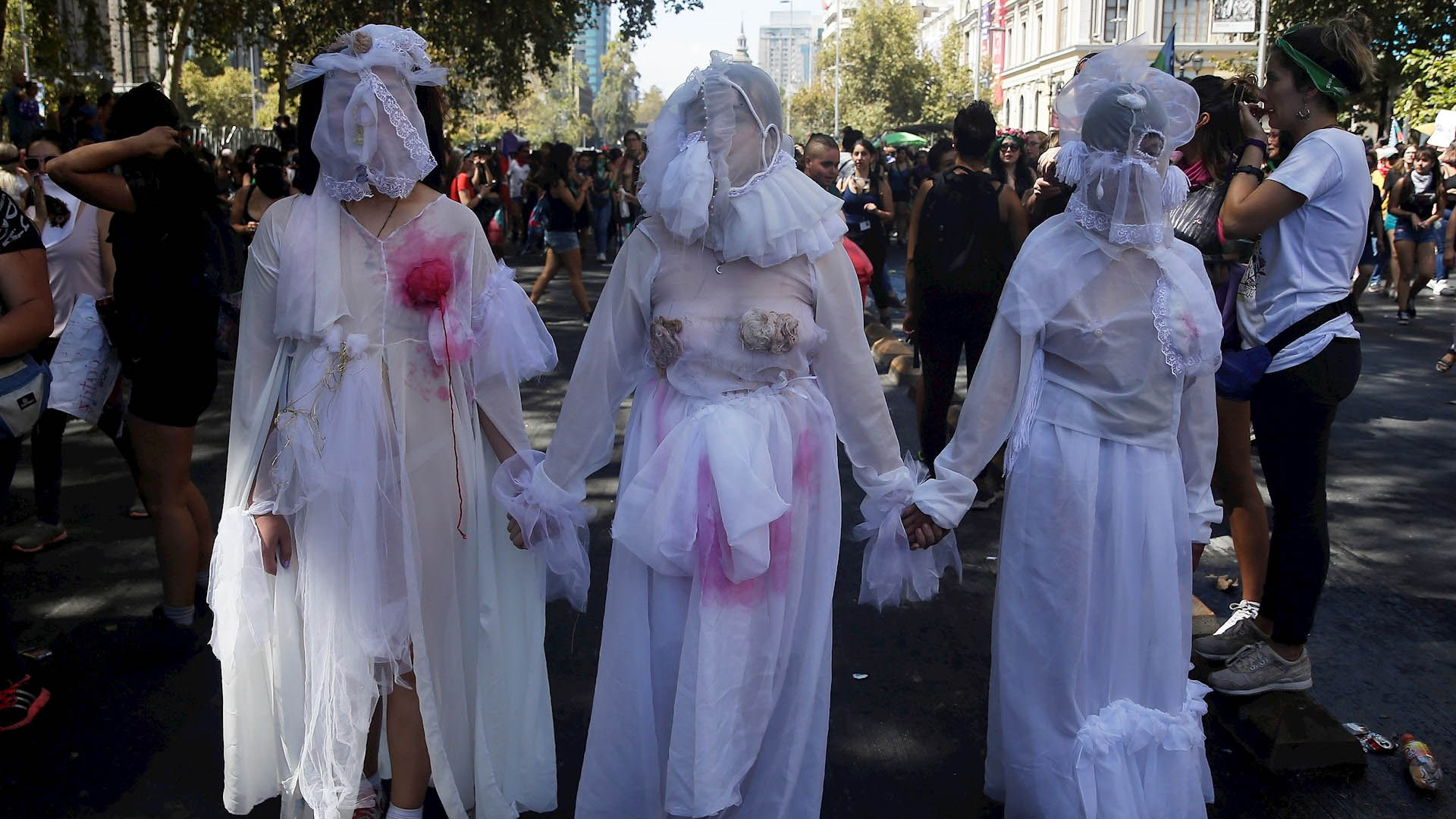 Mujeres en Latinoamérica exigen un alto a los feminicidios - chile-marcha-feminista-2