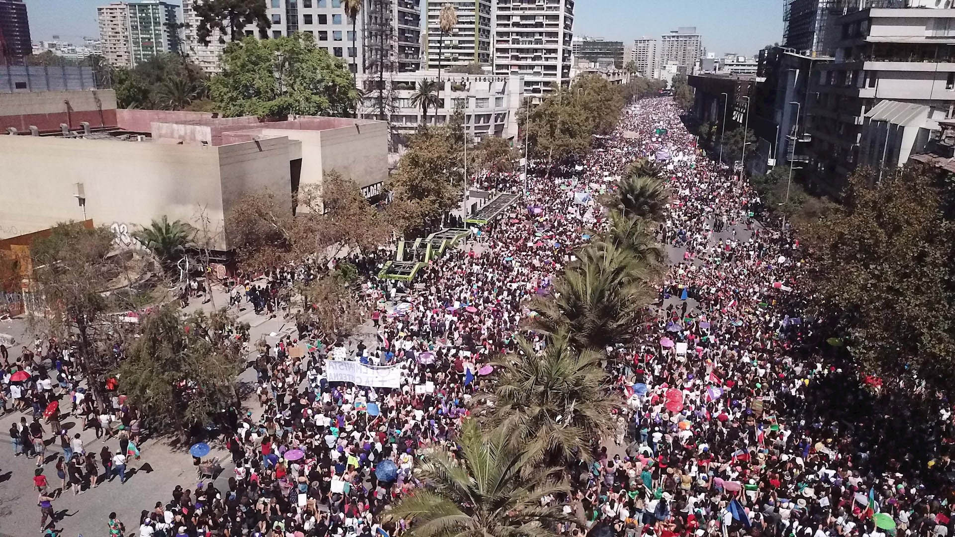 Mujeres en Latinoamérica exigen un alto a los feminicidios - chile-marcha-feminista